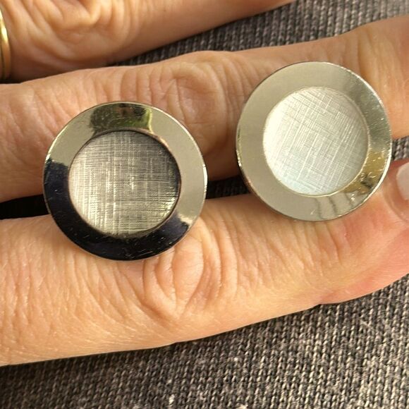 Vintage silver tone circle disc cuff links with textured middle - Picture 3 of 4